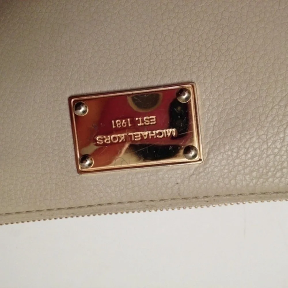 MICHAEL KORS CREAM LEATHER ZIPPER ACCORDION WALLET